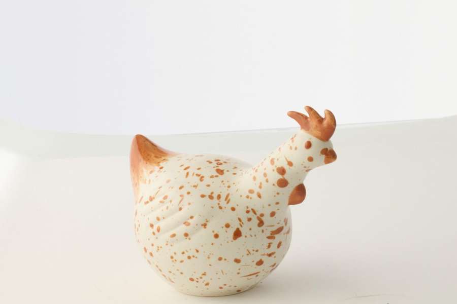 CHICKEN CERAMIC WHITE/BROWN MEDIUM